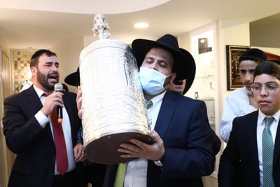 משפחת אזולאי כתבה ס"ת לע"נ אביהם ר' דוד אזולאי ז"ל