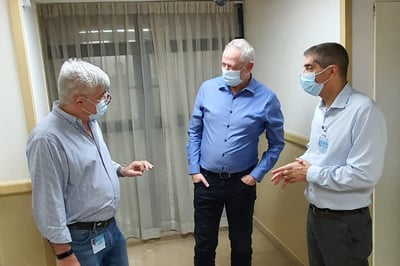בני גנץ בבית החולים, השבוע