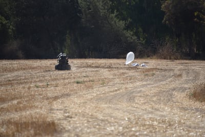 כך הרובוט המשטרתי טיפל בבלון התבערה