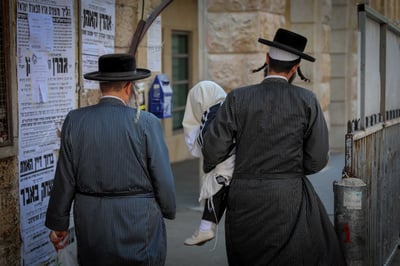 ילד ברך לחיידר, במאה שערים. אילוסטרציה