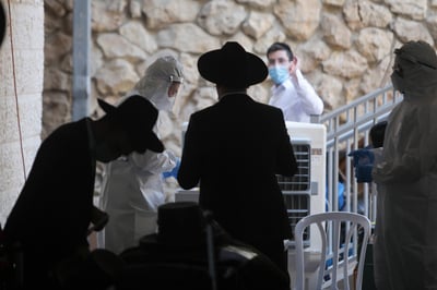 בחורים עושים בדיקת 'קורונה'. ארכיון
