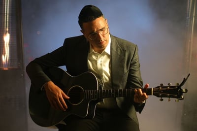 שוואקי בקליפ חדש על חומות ירושלים • צפו