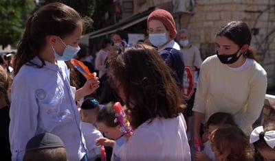יצירתי: קייטנה לילדים, מתחת לחלון הבית
