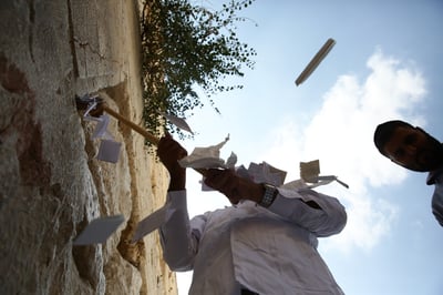 הוצאת פתקים מהכותל. ארכיון