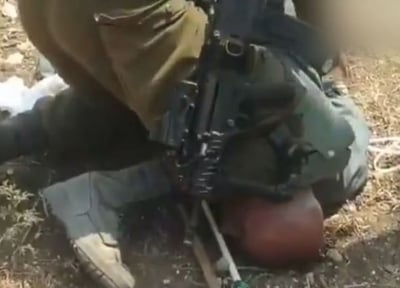 צילום פלסטיני: חייל מצמיד ברכייה למבוגר