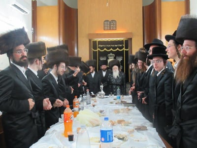 הראב"ד הגרח"צ שפירא קבע מזוזה בבניין הדירות של החסידים