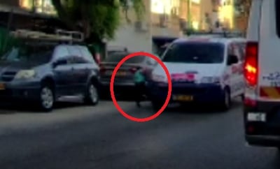 נס: רכב פגע בילד, אך הוא ניצל • צפו