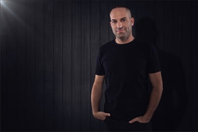 נועם מיכאל בביצוע חדש: "צל ומי באר"