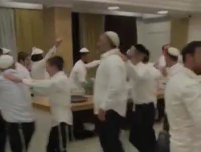 צבי יחזקאלי רוקד עם החסידים באומן • צפו