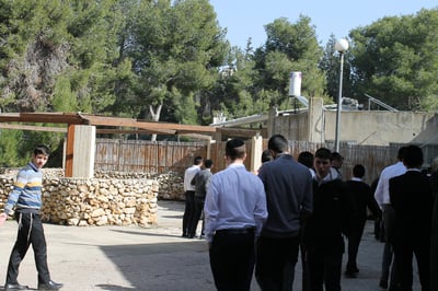 תלמידי איתרי, ברחבת הישיבה