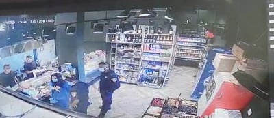 השוטרים בחנות "אוליב" אתמול