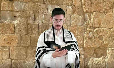 יעלה תחנונינו: החזן לייזר ברוק מרגש בפיוט