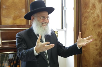 הגאון רבי ראובן אלבז: העברה על המידות, גם בסוכות