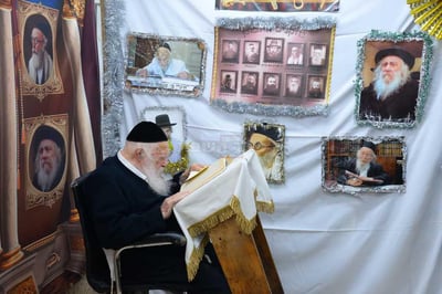 מרן שר התורה בסוכתו