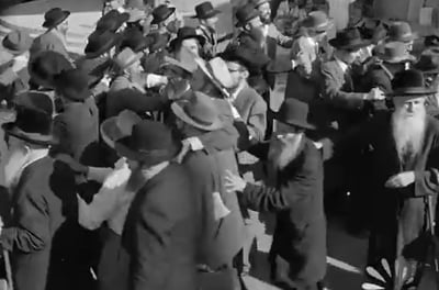 החב"דניקים בריקוד שמחה בדרך לרבי • צפו