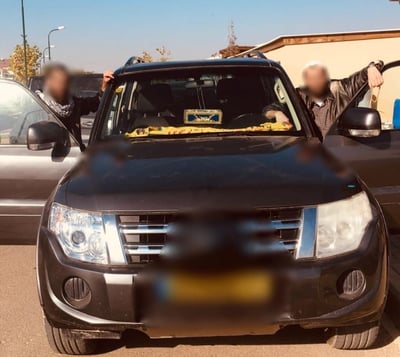 צוות מחלקת הבטחון מתארגן ליציאה לחלוקה