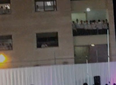 החברים חוגגים מהפניימיה