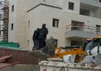 הפועלים על הטרקטור