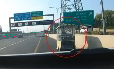 בכביש מהיר: קשיש בן 80 נתפס על קלנועית