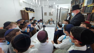 הילדים שרו משניות ושמחו את ראש הישיבה • צפו