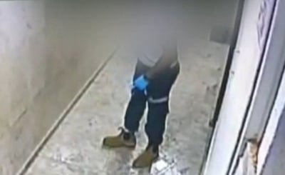 עובד במד"א פוטר, כי ירק על תמונת 'אותו האיש'