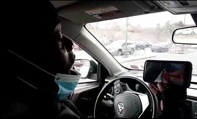 נהג מונית אפרו אמריקני שר בעברית • צפו