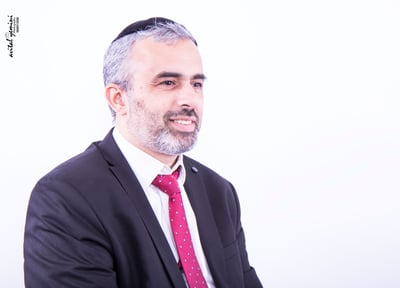 חגי ימיני בקטע חזנות לכבוד חתונת בנו: "מה טובו"