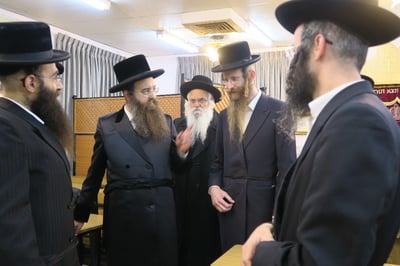 בשיחה עם חסידיו