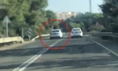 השוטרים תיעדו: רכב עוקף פס לבן - פעמיים
