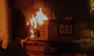 תיעוד: קיצונים הבעירו את דחפור העבודות