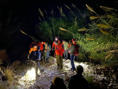 וואדי קלט: מבוגרים נתקעו בחושך • צפו בחילוץ
