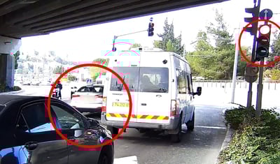 צפו: רכב ללימוד נהיגה חוצה צומת באדום