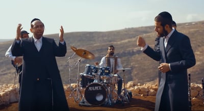 יענקי ברוין ואהרל'ה סאמעט מארחים את יאפצ'יק להדלקת נרות
