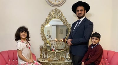 איראן: הרב הדליק נרות רק בבית, ומסביר: "יש סגר"