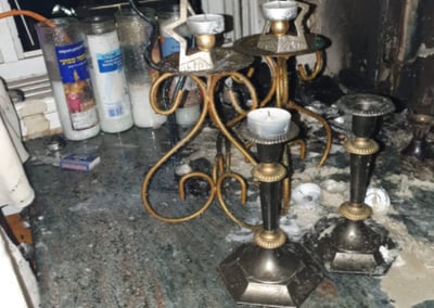 בליל שבת: נרות השבת והחנוכה גרמו לאש