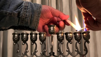 מרגש: ילדה עם שיתוק מוחין בטור על חנוכה