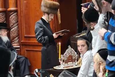 האדמו"ר מסאדיגורה בהדלקת נר חנוכה