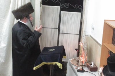 האדמו"ר מקוידינוב בהדלקת נרות חנוכה