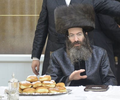 בהשתתפות האדמו"רים: הרבי מקליוולנד הדליק נרות חנוכה