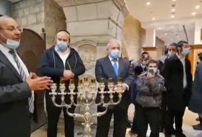 בהדלקת הנר עם הרב שוינגר והשר אביטן