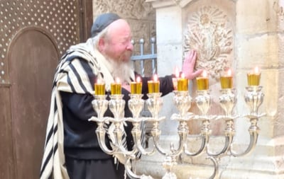 המקובל הרב יעקב עדס הדליק בקבר רחל