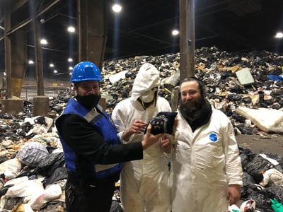 המתנדבים, לאחר מציאת התפילין בין הררי האשפה