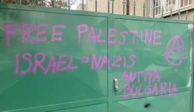 הכתובות על שערי בית הכנסת