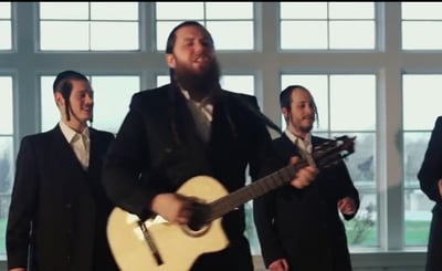 יוסף ניוקם ומקהלת שירה במחרוזת מלהיטיו