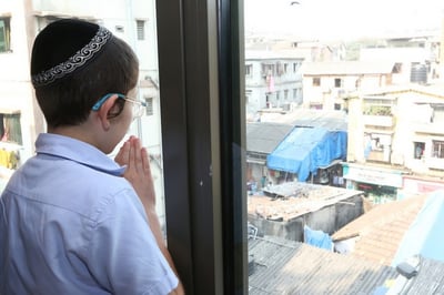 מוישי הולצברג הצעיר מבקר בבית בו נרצחו הוריו