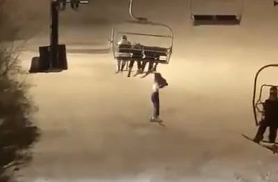 בין שמיים לשלג: גולשת החליקה מהרכבל
