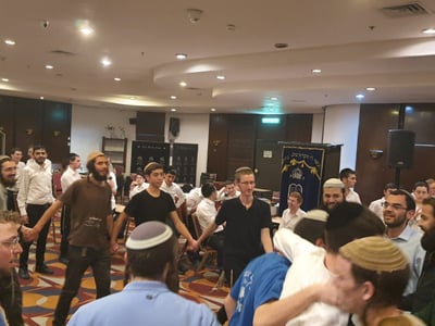 עד השעות הקטנות: צפו בריקודים במלונית הקורונה