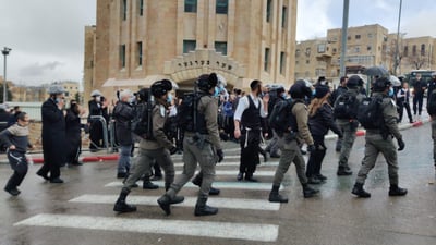 סוער בירושלים: כוחות משטרה פינו בכוח תלמוד תורה; צפו