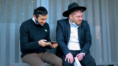כשהאברך מבקש 'טובה קטנה' בתחנת האוטובוס • צפו
