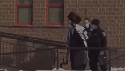 אכיפה בשבת: מתפללים חרדים נעצרו • צפו